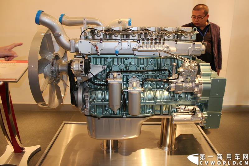 2014年12月29日，中国重汽SITRAK·汕德卡2014体验式互动路演收官站在济南完美上演。图为发动机制造厂区内展示的D12发动机