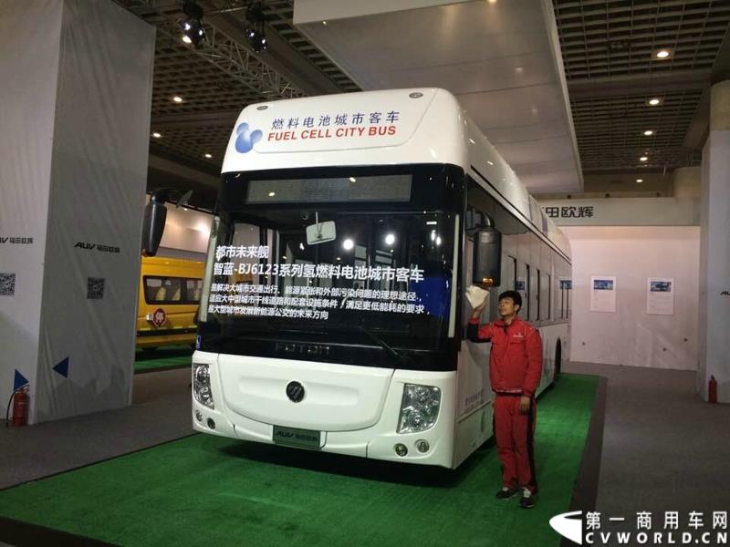 2015年1月5日，福田汽车集团&福田戴姆勒汽车2015中国山东汽车展览会在山东济南隆重开幕。图为福田欧辉燃料电池城市客车