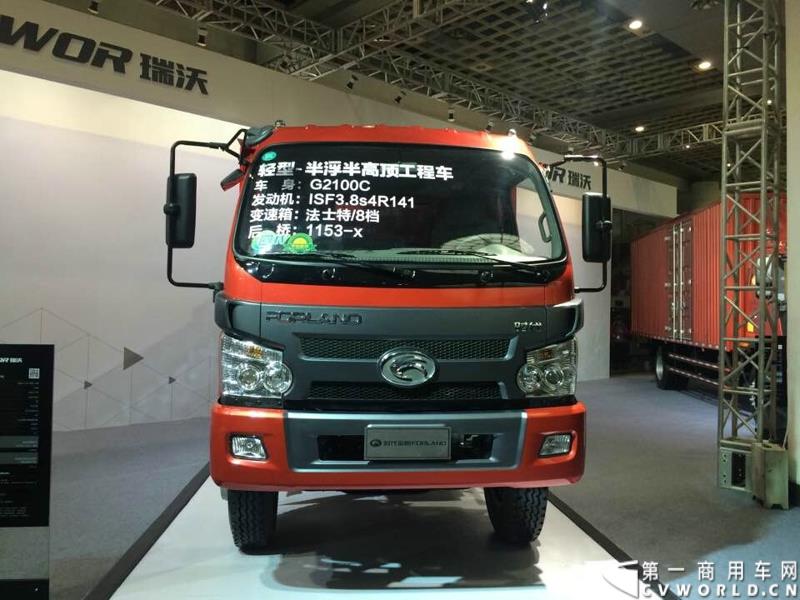 2015年1月5日，福田汽车集团&福田戴姆勒汽车2015中国山东汽车展览会在山东济南隆重开幕。图为时代轻型—半浮半高顶工程车