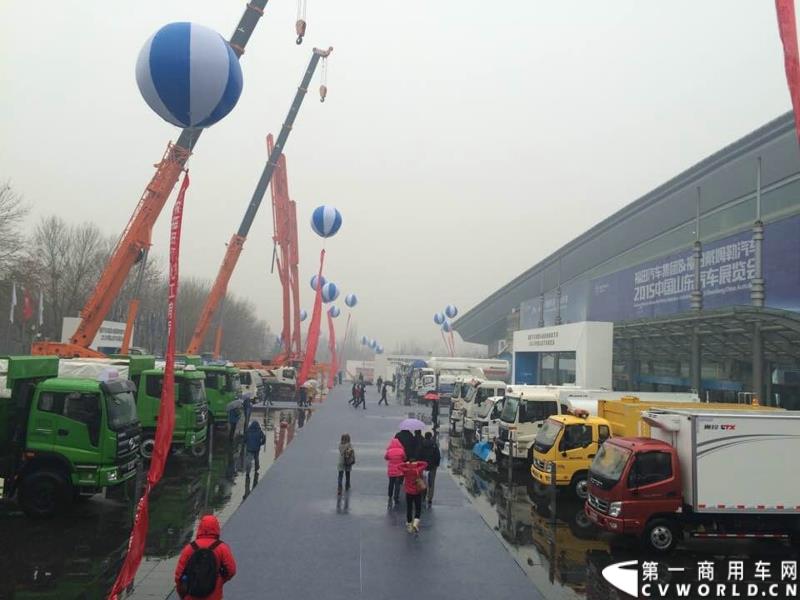 2015年1月5日，福田汽车集团&福田戴姆勒汽车2015中国山东汽车展览会在山东济南隆重开幕。图为现场展车