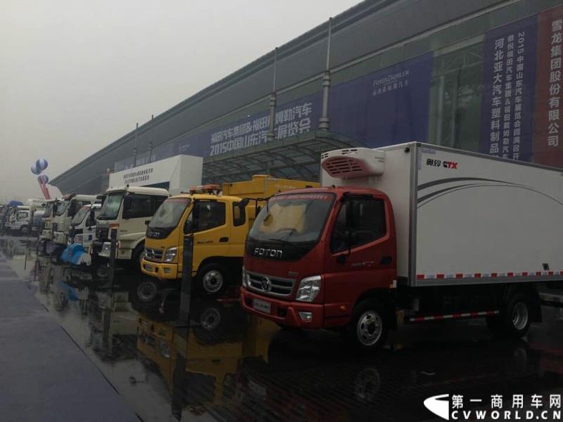 2015年1月5日，福田汽车集团&福田戴姆勒汽车2015中国山东汽车展览会在山东济南隆重开幕。图为现场展车