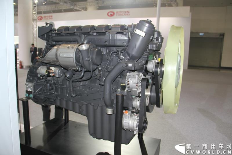 2015年1月5日，福田汽车集团&福田戴姆勒汽车2015中国山东汽车展览会在山东济南隆重开幕。图为奔驰OM457重型发动机 