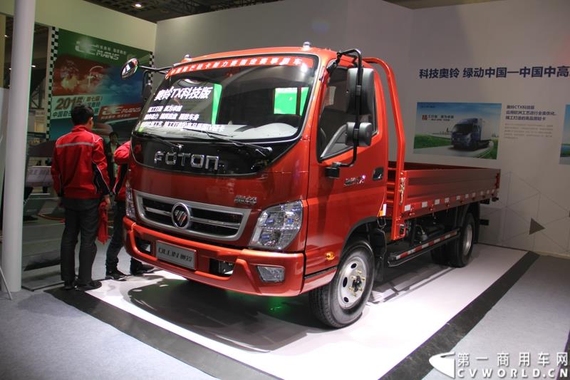 2015年1月5日，福田汽车集团&福田戴姆勒汽车2015中国山东汽车展览会在山东济南隆重开幕。图为福田奥铃中轻卡系列