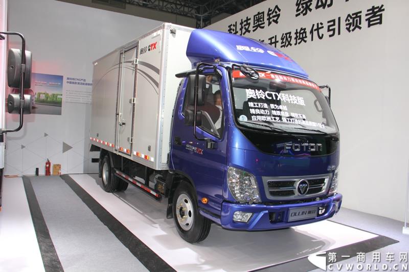 2015年1月5日，福田汽车集团&福田戴姆勒汽车2015中国山东汽车展览会在山东济南隆重开幕。图为福田奥铃中轻卡系列