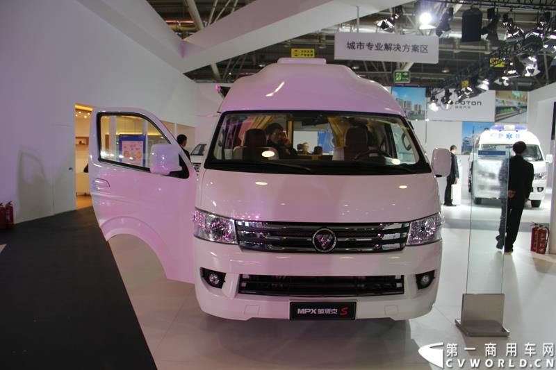 2015年1月5日，福田汽车集团&福田戴姆勒汽车2015中国山东汽车展览会在山东济南隆重开幕。图为福田蒙派克S系列BJ6549B1PDA-AA 