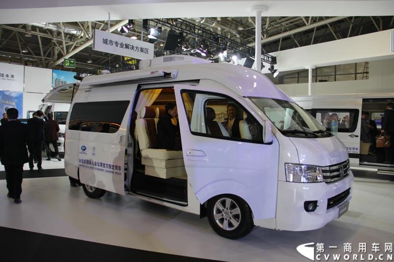 2015年1月5日，福田汽车集团&福田戴姆勒汽车2015中国山东汽车展览会在山东济南隆重开幕。图为福田蒙派克S系列BJ6549B1PDA-AA 