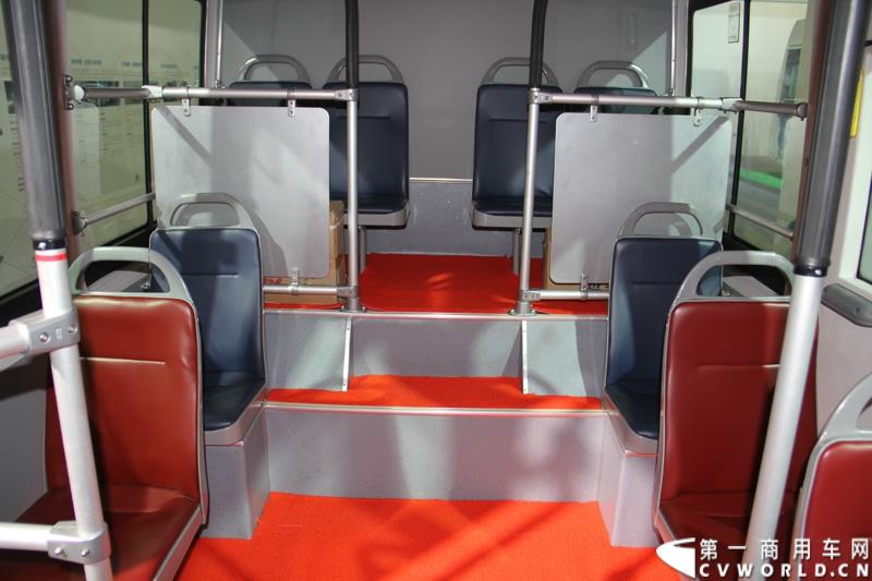 2015年1月5日，福田汽车集团&福田戴姆勒汽车2015中国山东汽车展览会在山东济南隆重开幕。图为福田欧辉智蓝F3-BJ6650系列纯电动社区巴士