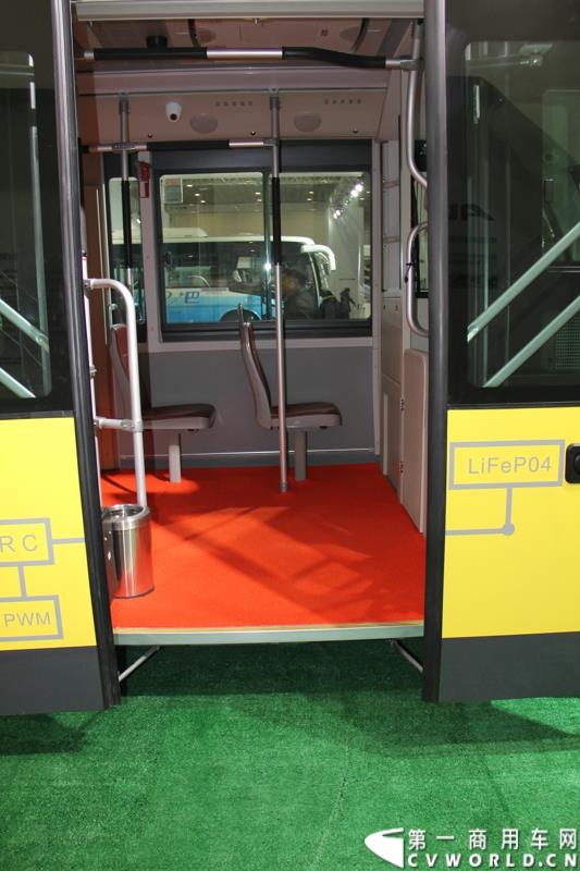 2015年1月5日，福田汽车集团&福田戴姆勒汽车2015中国山东汽车展览会在山东济南隆重开幕。图为福田欧辉智蓝F3-BJ6650系列纯电动社区巴士