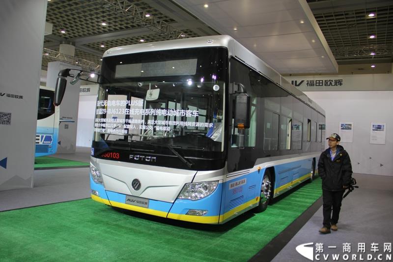 2015年1月5日，福田汽车集团&福田戴姆勒汽车2015中国山东汽车展览会在山东济南隆重开幕。图为福田欧辉智蓝I9-BJ6123在线充电系列纯电动城市客车
