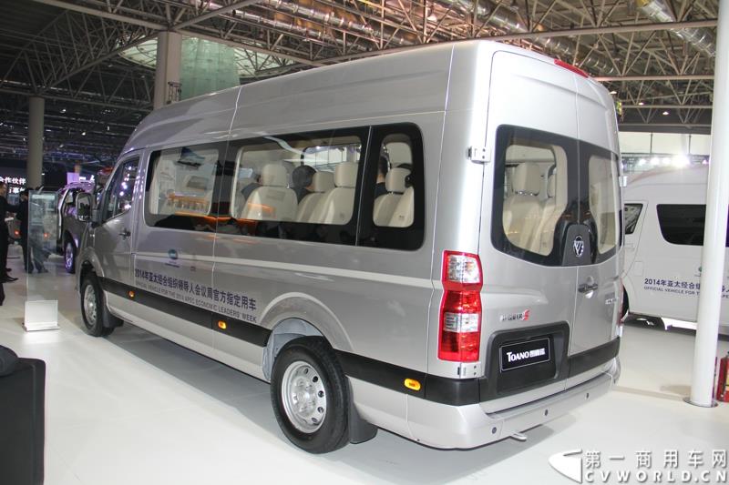 2015年1月5日，福田汽车集团&福田戴姆勒汽车2015中国山东汽车展览会在山东济南隆重开幕。图为福田图雅诺欧系长轴客运车型 