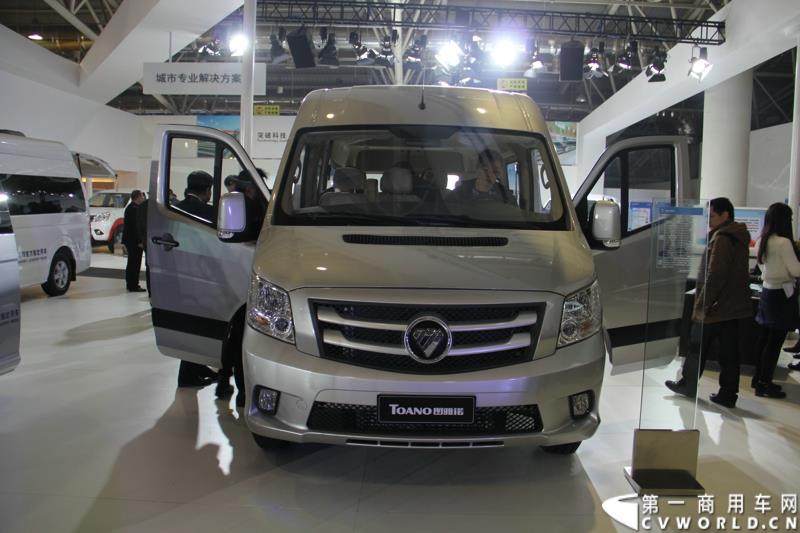 2015年1月5日，福田汽车集团&福田戴姆勒汽车2015中国山东汽车展览会在山东济南隆重开幕。图为福田图雅诺欧系长轴客运车型 