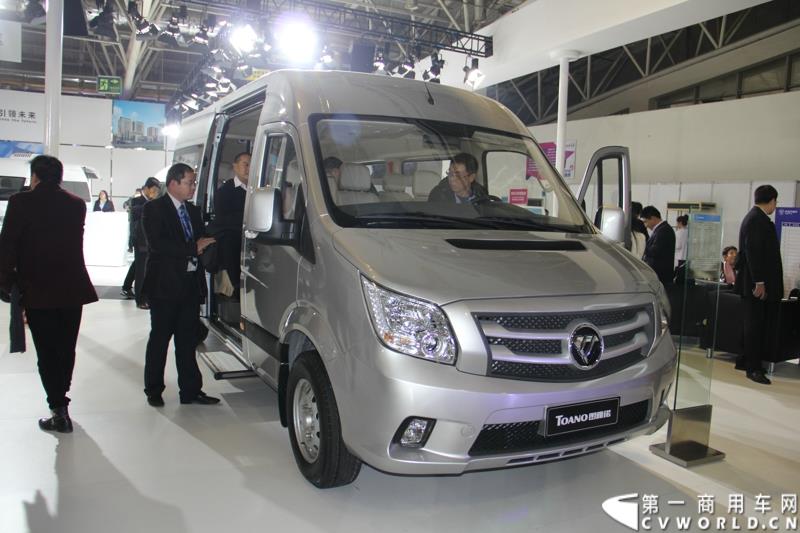 2015年1月5日，福田汽车集团&福田戴姆勒汽车2015中国山东汽车展览会在山东济南隆重开幕。图为福田图雅诺欧系长轴客运车型 