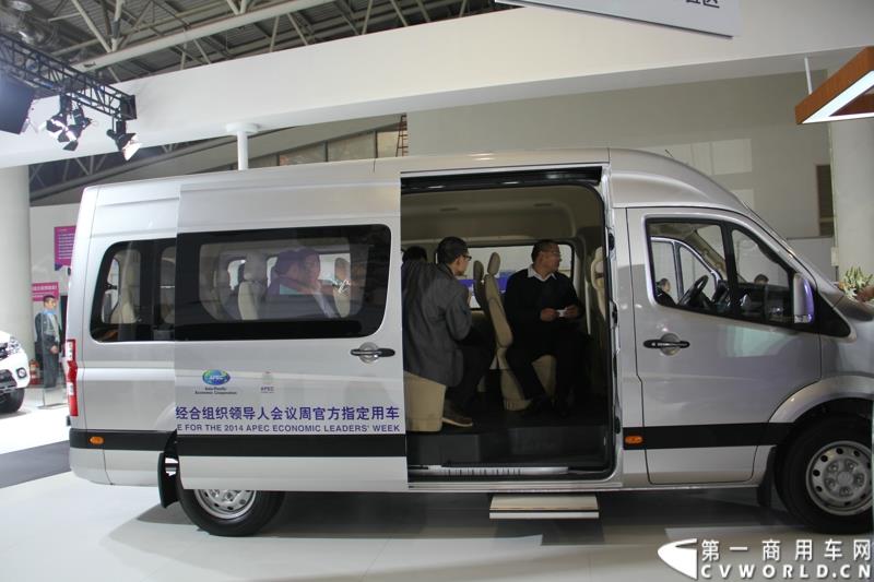 2015年1月5日，福田汽车集团&福田戴姆勒汽车2015中国山东汽车展览会在山东济南隆重开幕。图为福田图雅诺欧系长轴客运车型 