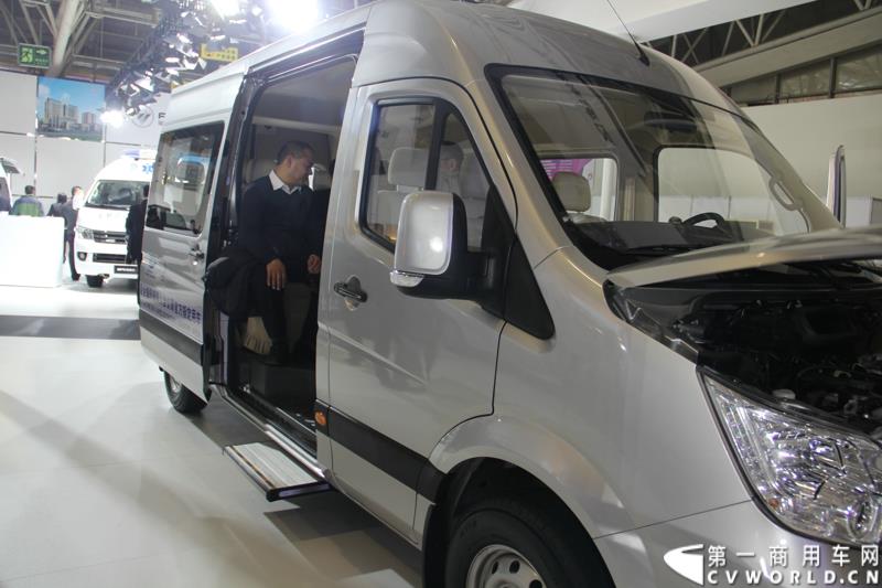 2015年1月5日，福田汽车集团&福田戴姆勒汽车2015中国山东汽车展览会在山东济南隆重开幕。图为福田图雅诺欧系长轴客运车型 