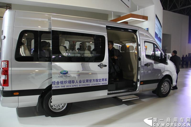 2015年1月5日，福田汽车集团&福田戴姆勒汽车2015中国山东汽车展览会在山东济南隆重开幕。图为福田图雅诺欧系长轴客运车型 