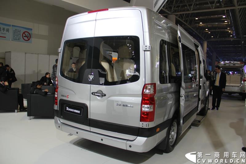 2015年1月5日，福田汽车集团&福田戴姆勒汽车2015中国山东汽车展览会在山东济南隆重开幕。图为福田图雅诺欧系长轴客运车型 