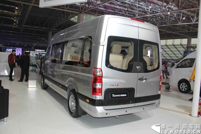 2015年1月5日，福田汽车集团&福田戴姆勒汽车2015中国山东汽车展览会在山东济南隆重开幕。图为福田图雅诺欧系长轴客运车型 