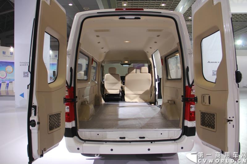 2015年1月5日，福田汽车集团&福田戴姆勒汽车2015中国山东汽车展览会在山东济南隆重开幕。图为图雅诺欧系轻客长轴物流车 