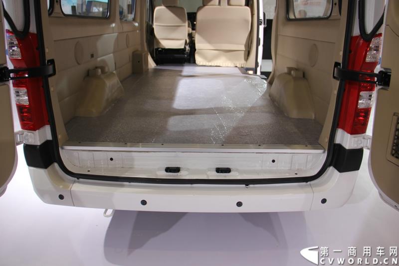 2015年1月5日，福田汽车集团&福田戴姆勒汽车2015中国山东汽车展览会在山东济南隆重开幕。图为图雅诺欧系轻客长轴物流车 