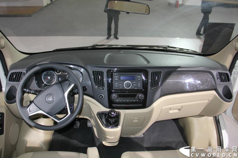 2015年1月5日，福田汽车集团&福田戴姆勒汽车2015中国山东汽车展览会在山东济南隆重开幕。图为图雅诺欧系轻客长轴物流车 