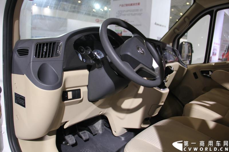 2015年1月5日，福田汽车集团&福田戴姆勒汽车2015中国山东汽车展览会在山东济南隆重开幕。图为图雅诺欧系轻客长轴物流车 