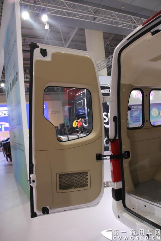 2015年1月5日，福田汽车集团&福田戴姆勒汽车2015中国山东汽车展览会在山东济南隆重开幕。图为图雅诺欧系轻客长轴物流车 
