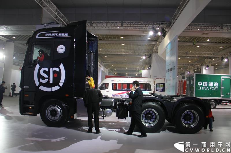 2015年1月5日，福田汽车集团&福田戴姆勒汽车2015中国山东汽车展览会在山东济南隆重开幕。图为福田欧曼GTL超能版