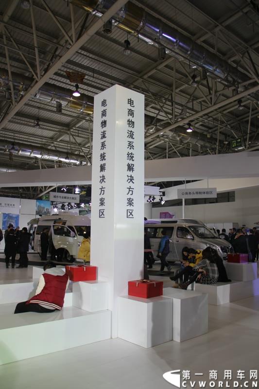 2015年1月5日，福田汽车集团&福田戴姆勒汽车2015中国山东汽车展览会在山东济南隆重开幕。图为福田商务汽车电商物流车型 