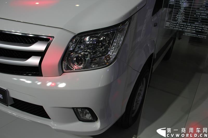 2015年1月5日，福田汽车集团&福田戴姆勒汽车2015中国山东汽车展览会在山东济南隆重开幕。图为福田图雅诺短轴中顶电商物流车 