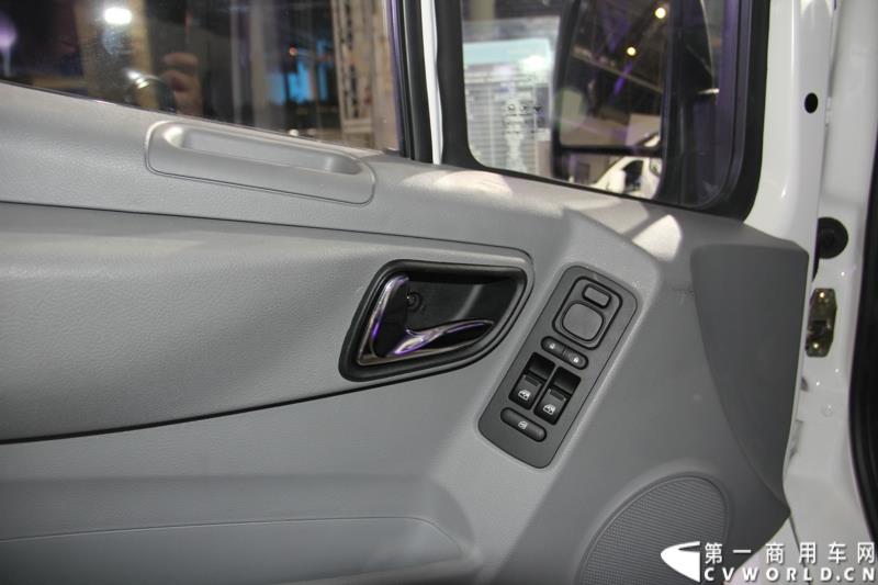 2015年1月5日，福田汽车集团&福田戴姆勒汽车2015中国山东汽车展览会在山东济南隆重开幕。图为福田图雅诺短轴中顶电商物流车 