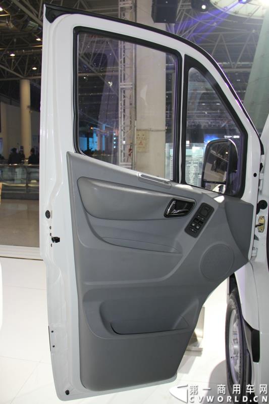 2015年1月5日，福田汽车集团&福田戴姆勒汽车2015中国山东汽车展览会在山东济南隆重开幕。图为福田图雅诺短轴中顶电商物流车 