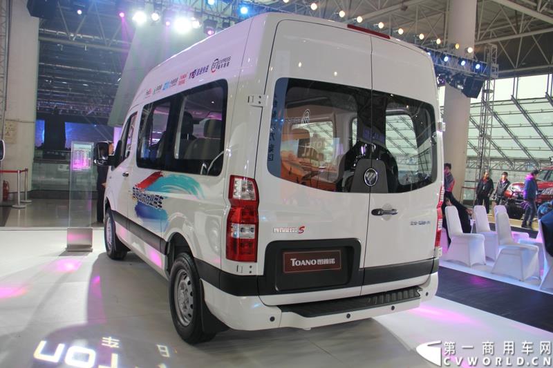 2015年1月5日，福田汽车集团&福田戴姆勒汽车2015中国山东汽车展览会在山东济南隆重开幕。图为福田图雅诺短轴中顶电商物流车 