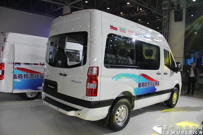 2015年1月5日，福田汽车集团&福田戴姆勒汽车2015中国山东汽车展览会在山东济南隆重开幕。图为福田图雅诺短轴中顶电商物流车 
