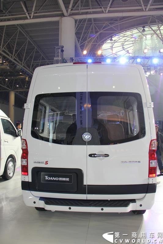 2015年1月5日，福田汽车集团&福田戴姆勒汽车2015中国山东汽车展览会在山东济南隆重开幕。图为福田图雅诺短轴中顶电商物流车 