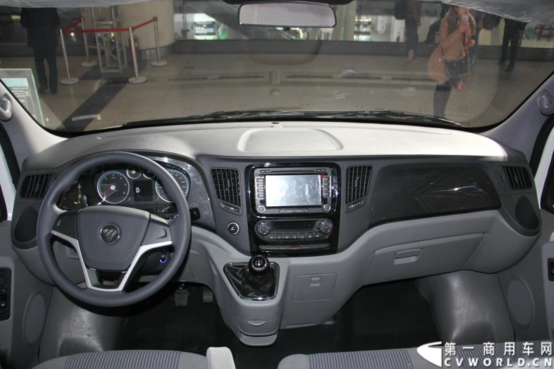 2015年1月5日，福田汽车集团&福田戴姆勒汽车2015中国山东汽车展览会在山东济南隆重开幕。图为福田图雅诺短轴中顶电商物流车 