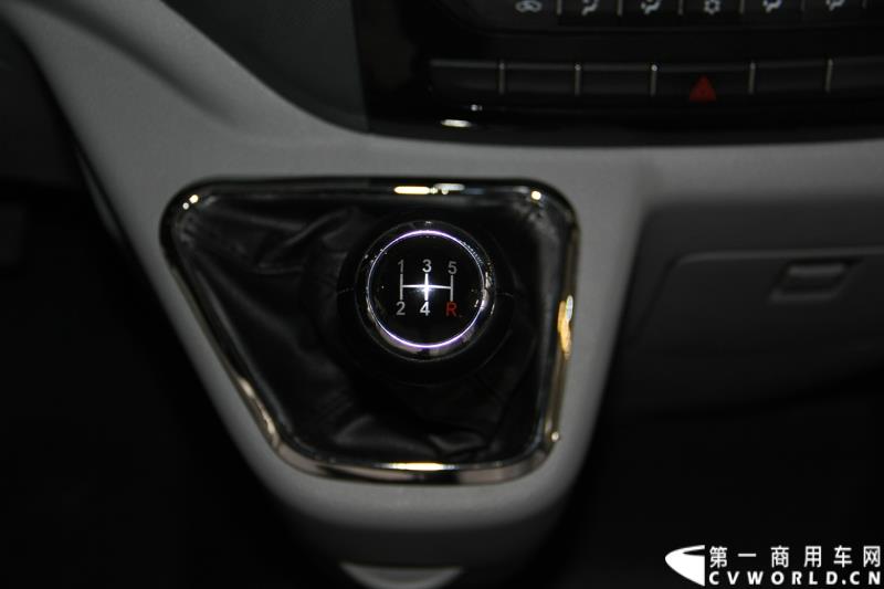 2015年1月5日，福田汽车集团&福田戴姆勒汽车2015中国山东汽车展览会在山东济南隆重开幕。图为福田图雅诺短轴中顶电商物流车 