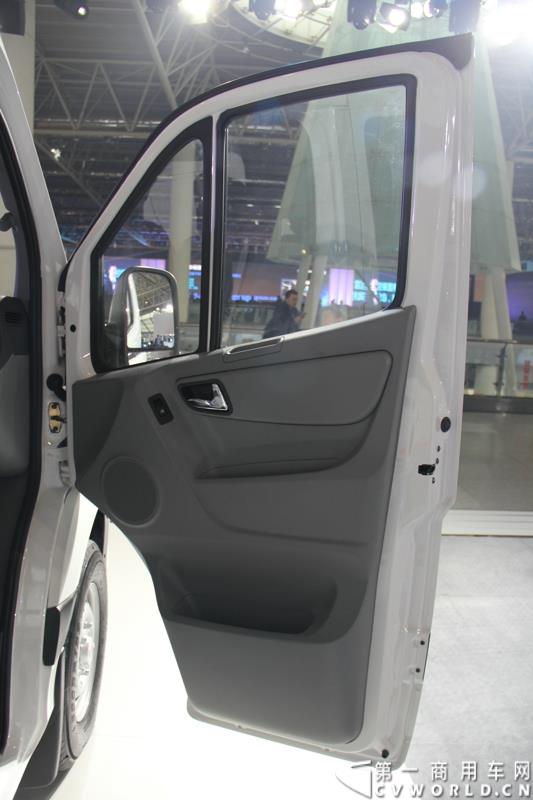 2015年1月5日，福田汽车集团&福田戴姆勒汽车2015中国山东汽车展览会在山东济南隆重开幕。图为福田图雅诺短轴中顶电商物流车 