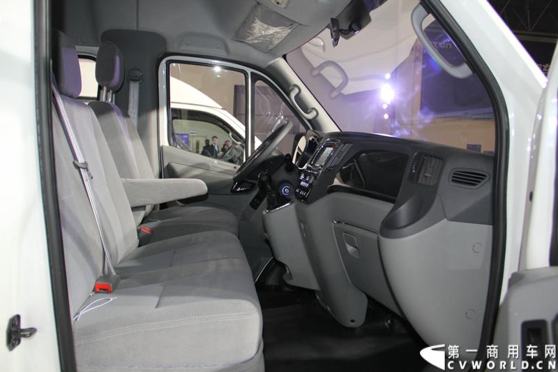 2015年1月5日，福田汽车集团&福田戴姆勒汽车2015中国山东汽车展览会在山东济南隆重开幕。图为福田图雅诺短轴中顶电商物流车 