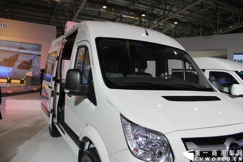 2015年1月5日，福田汽车集团&福田戴姆勒汽车2015中国山东汽车展览会在山东济南隆重开幕。图为福田图雅诺短轴中顶电商物流车 