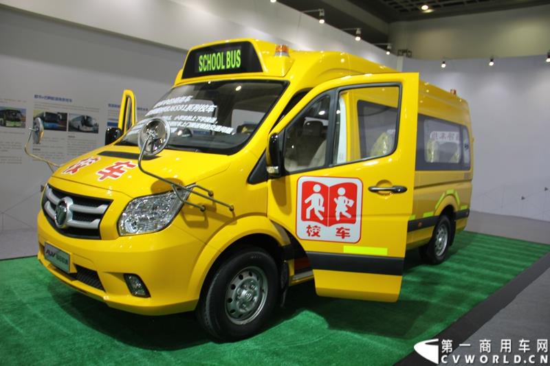 2015年1月5日，福田汽车集团&福田戴姆勒汽车2015中国山东汽车展览会在山东济南隆重开幕。图为基于福田图雅诺欧系轻客开发的欧辉校车 