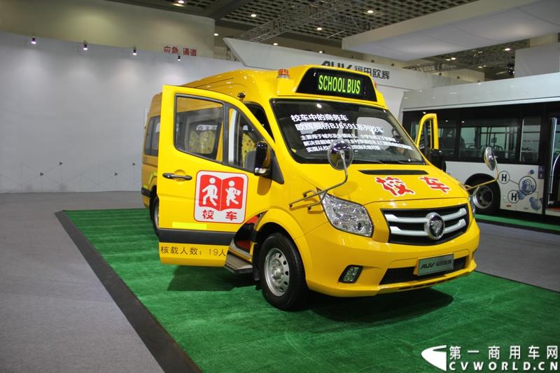 2015年1月5日，福田汽车集团&福田戴姆勒汽车2015中国山东汽车展览会在山东济南隆重开幕。图为基于福田图雅诺欧系轻客开发的欧辉校车 
