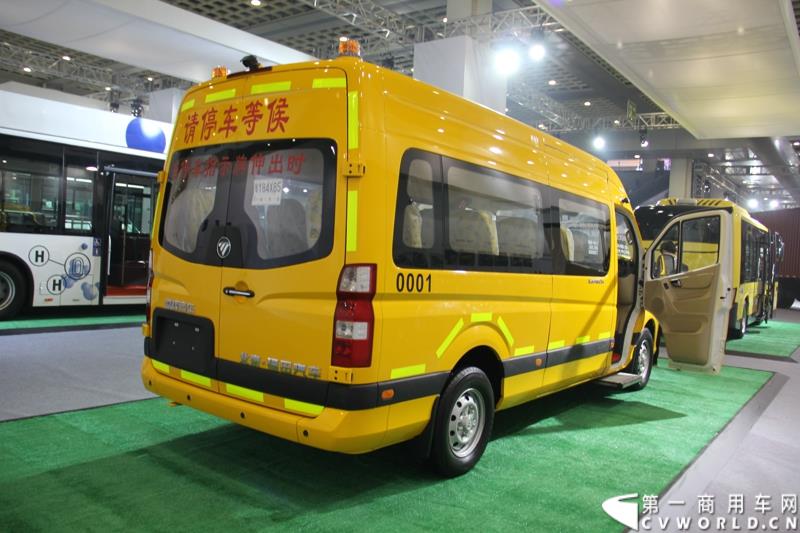 2015年1月5日，福田汽车集团&福田戴姆勒汽车2015中国山东汽车展览会在山东济南隆重开幕。图为基于福田图雅诺欧系轻客开发的欧辉校车 