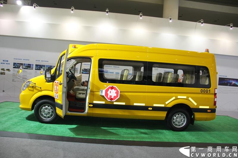 2015年1月5日，福田汽车集团&福田戴姆勒汽车2015中国山东汽车展览会在山东济南隆重开幕。图为基于福田图雅诺欧系轻客开发的欧辉校车 