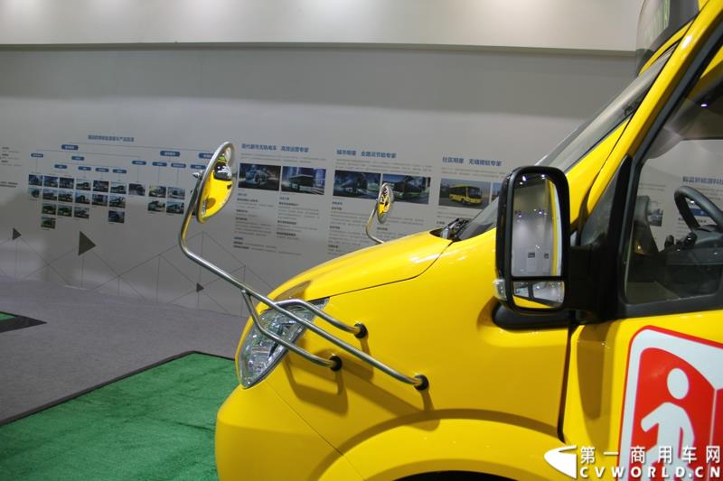 2015年1月5日，福田汽车集团&福田戴姆勒汽车2015中国山东汽车展览会在山东济南隆重开幕。图为基于福田图雅诺欧系轻客开发的欧辉校车 