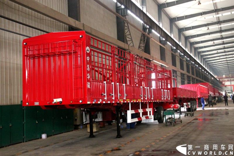 1月6日，中集华骏2015年商务年会暨新品发布会在驻马店召开。本次大会以“科技驱动、价值营销、合赢未来”为主题，中集华骏车辆有限公司总经理郭永华以及中集华骏各地经销商、供应商代表共计400余人参加了本次年会。图为中集华骏车间