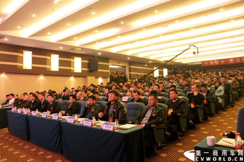 1月6日，中集华骏2015年商务年会暨新品发布会在驻马店召开。本次大会以“科技驱动、价值营销、合赢未来”为主题，中集华骏车辆有限公司总经理郭永华以及中集华骏各地经销商、供应商代表共计400余人参加了本次年会。图为中集华骏年会现场