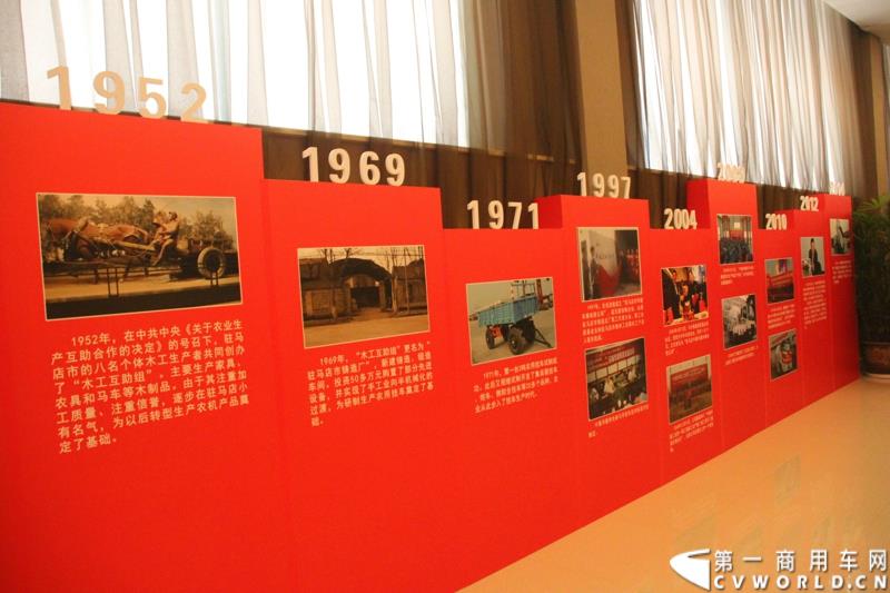 1月6日，中集华骏2015年商务年会暨新品发布会在驻马店召开。本次大会以“科技驱动、价值营销、合赢未来”为主题，中集华骏车辆有限公司总经理郭永华以及中集华骏各地经销商、供应商代表共计400余人参加了本次年会。图为中集华骏品牌墙