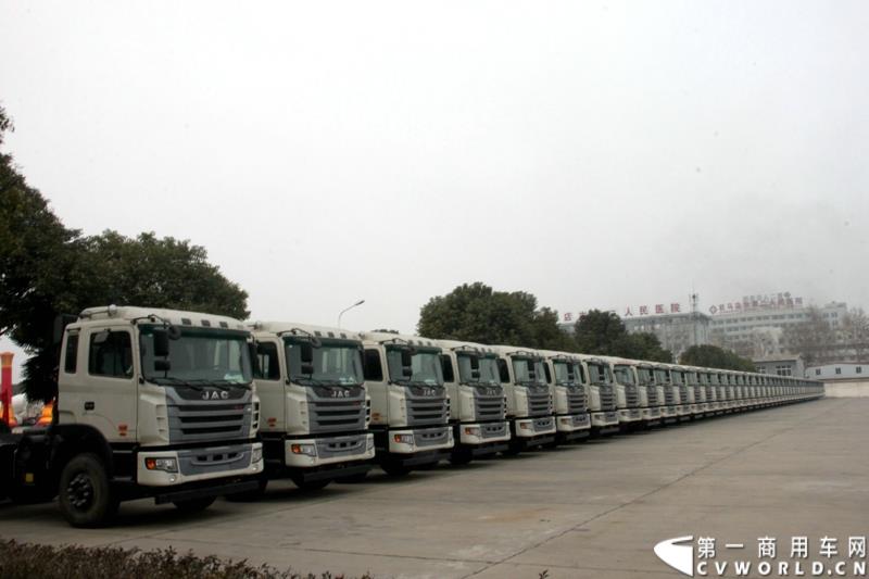 1月6日，中集华骏2015年商务年会暨新品发布会在驻马店召开。本次大会以“科技驱动、价值营销、合赢未来”为主题，中集华骏车辆有限公司总经理郭永华以及中集华骏各地经销商、供应商代表共计400余人参加了本次年会。图为中集华骏厂区展车