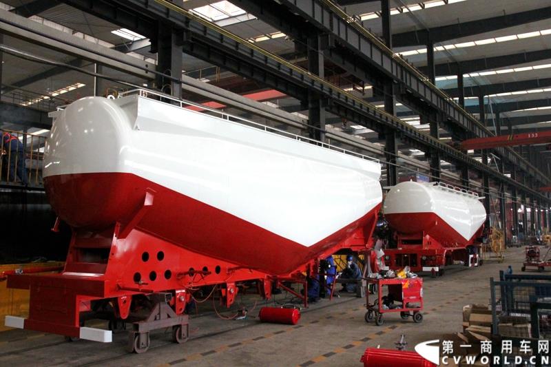 1月6日，中集华骏2015年商务年会暨新品发布会在驻马店召开。本次大会以“科技驱动、价值营销、合赢未来”为主题，中集华骏车辆有限公司总经理郭永华以及中集华骏各地经销商、供应商代表共计400余人参加了本次年会。图为中集华骏生产车间