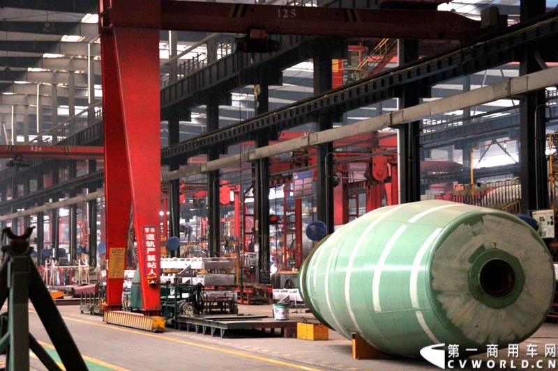 1月6日，中集华骏2015年商务年会暨新品发布会在驻马店召开。本次大会以“科技驱动、价值营销、合赢未来”为主题，中集华骏车辆有限公司总经理郭永华以及中集华骏各地经销商、供应商代表共计400余人参加了本次年会。图为中集华骏生产车间